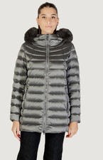 Je vends ce manteau Colmar argenté/acier avec capuche à fourrure. Taille xl