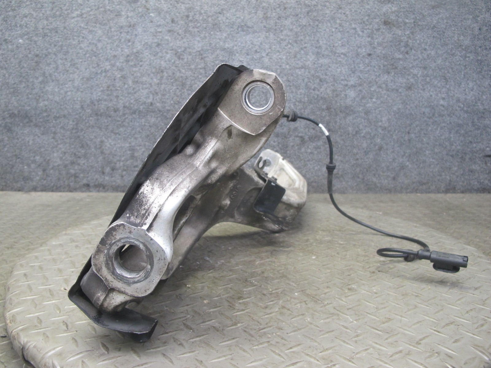 2017-2020 MASERATI LEVANTE M161 AWD FRONT LEFT DRIVER SIDE SPINDLE KNUCKLE