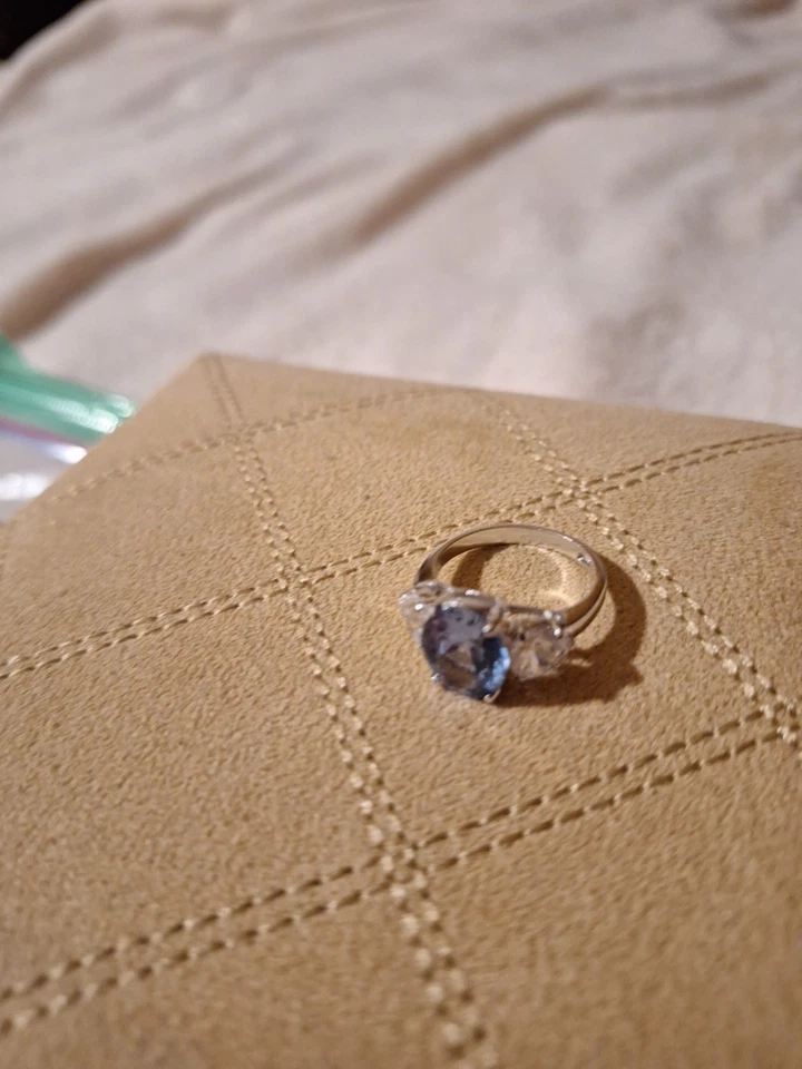 Hermoso anillo ¿Qué es? Tiene marcas dentro del anillo I Couldn't Quite Rd Foto 3 de 4