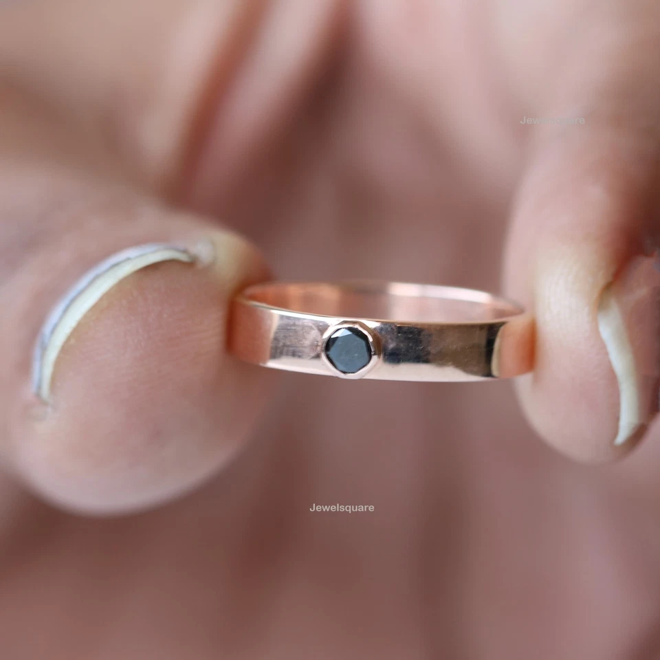 Anillo solitario de diamantes negros banda gruesa anillo minimalista en oro rosa sólido de 14 k Foto 2 de 4