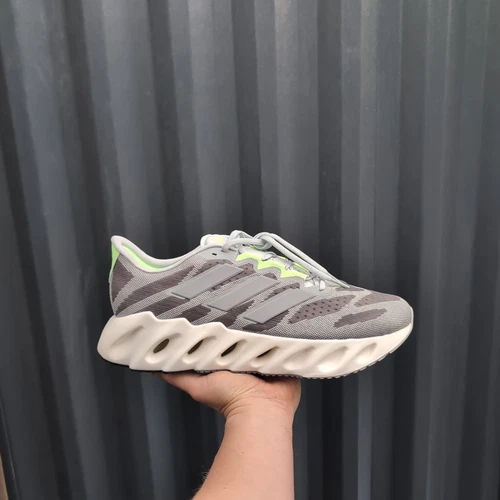 *Mai indossate* UK 12 Scarpe da ginnastica da corsa Adidas Switch FWD Wonder Silver da uomo ID2635