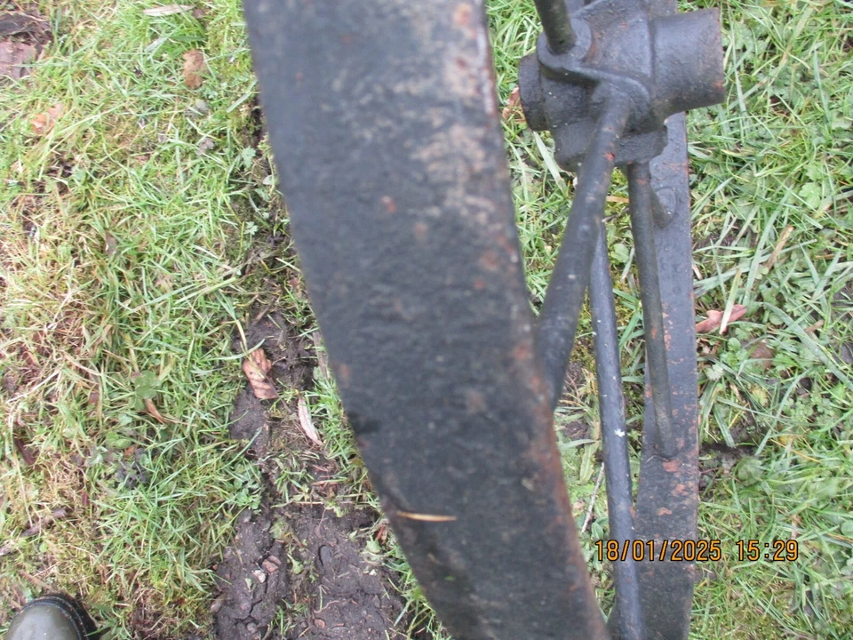 ancienne roue en acier excellent etat 83 cm de diametre - Photo 2/2