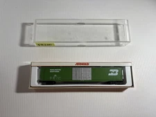 Arnold 5322 N Scale 80' Double Door Boxcar Burlington Northern #395001 Green