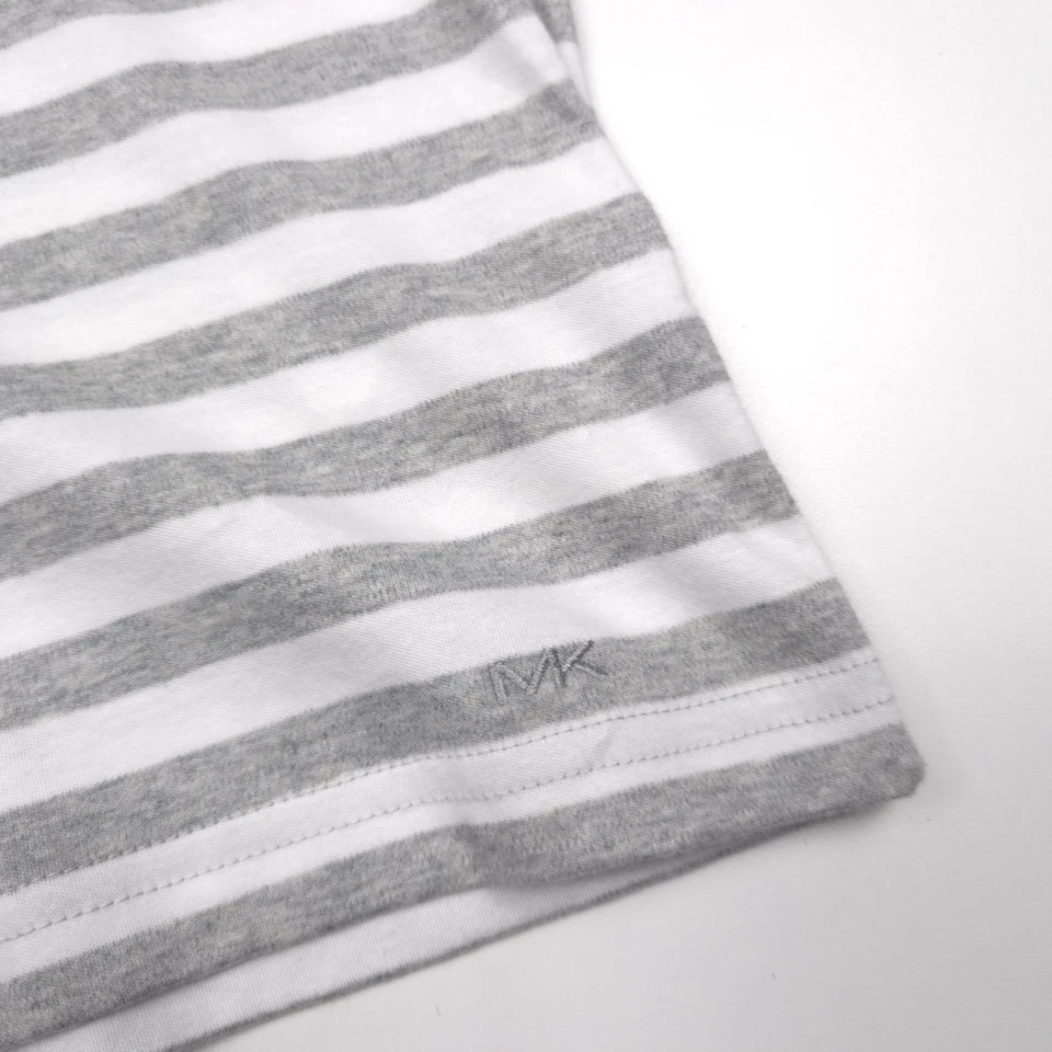Camiseta Michael Kors Gris y Blanco Rayas Interlock Cuello Redondo Para Hombre Talla XL Foto 4 de 4