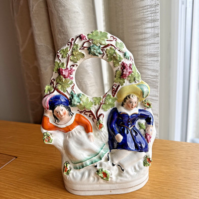 Bunter bezaubernder antiker Staffordshire Taschenuhrenhalter 20 cm H x 15 cm B