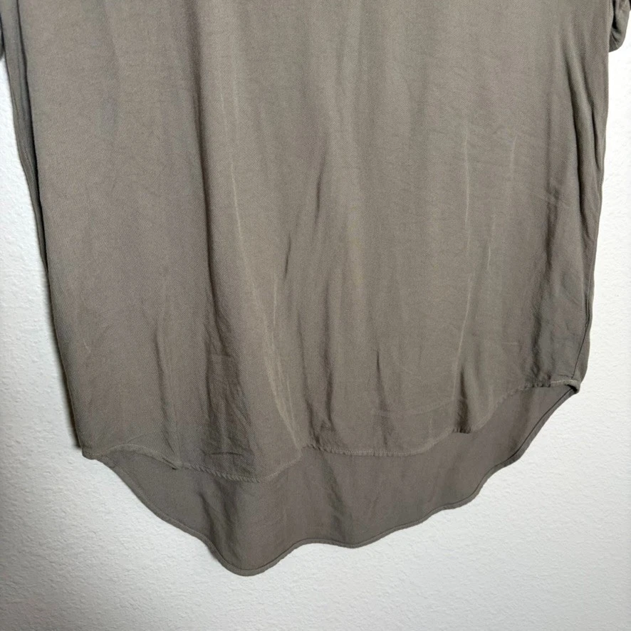 Camiseta para mujer Cloth & Stone pequeña marrón cuello en V manga corta lisa Foto 4 de 4