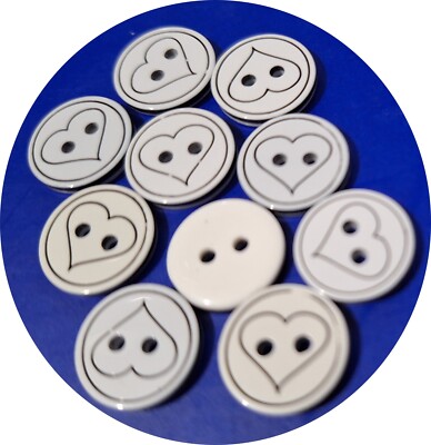 8 x 12 mm Kunststoff runde weiße Knöpfe, zwei Löcher, lila Rand und Herz geätzt