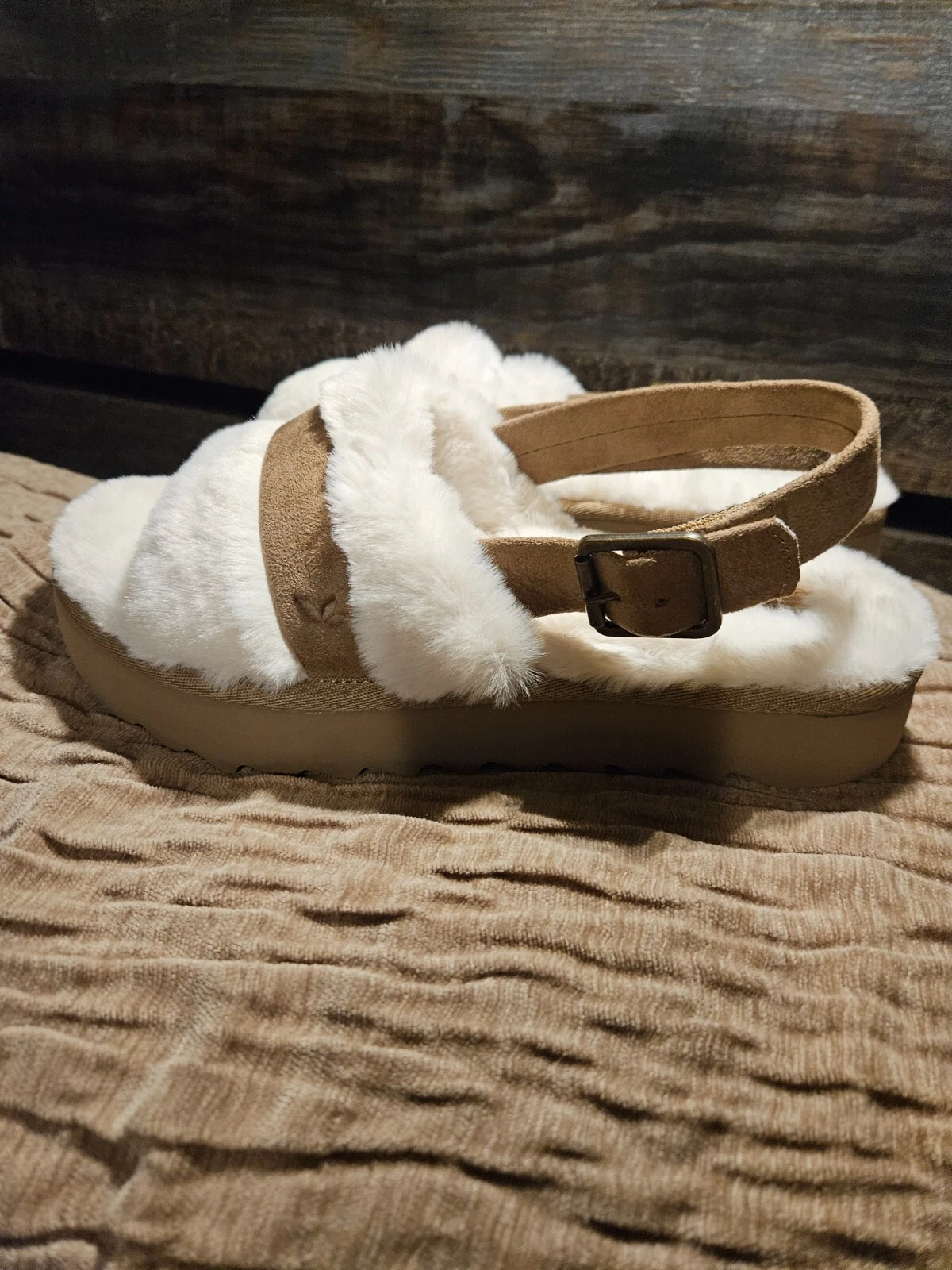 Sandali scorrevoli regolabili Koolaburra di UGG taglia 7 sfocati naturali nuovi di zecca