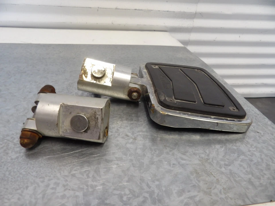 06-23 Kawasaki Vulcan Classic VN900 Jardín tablero de piso izquierdo con soporte derecho Foto 2 de 4