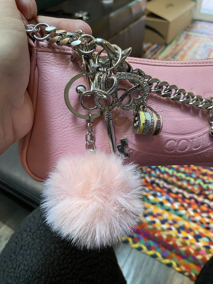 Mini Bolso Baguette Rosa Juicy Couture Vintage Y2K con Cadena de Dijes Extras Cargados Foto 4 de 4