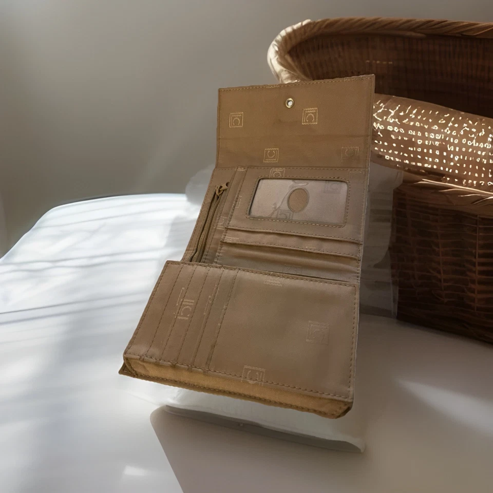 Juego de 2 carteras de cuero para mujer Liz Claiborne beige 8 pulgadas, verde 5,5 pulgadas Foto 3 de 4