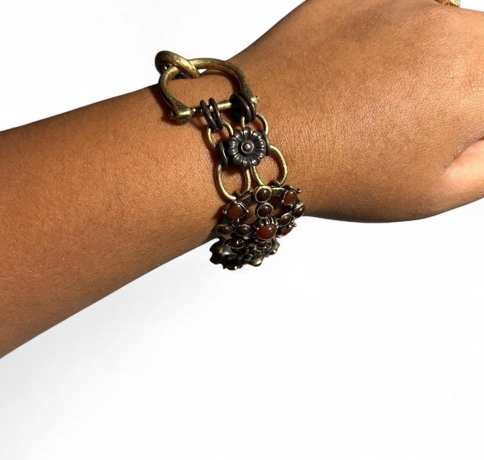 Pulsera estilo panel marca Lucky con piedras rojas y negras tonos dorados de 7 pulgadas Foto 2 de 4