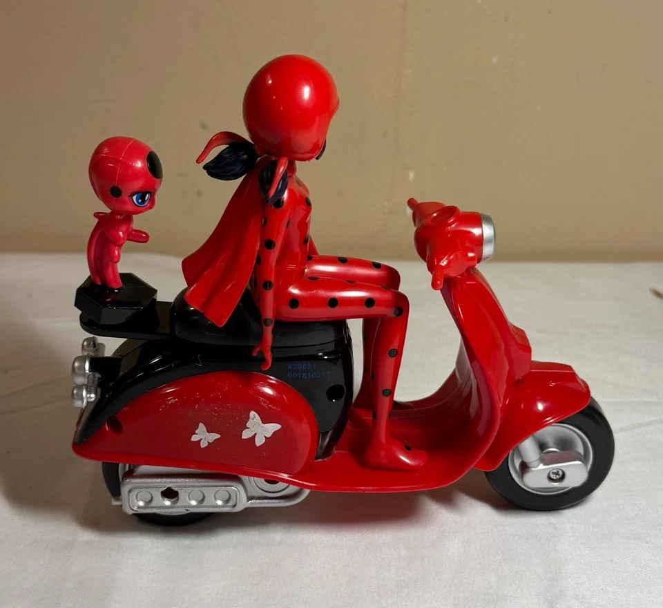 Miraculous: Tales of Ladybug & Cat Noir - Figura de acción con scooter y Tikki Foto 3 de 3