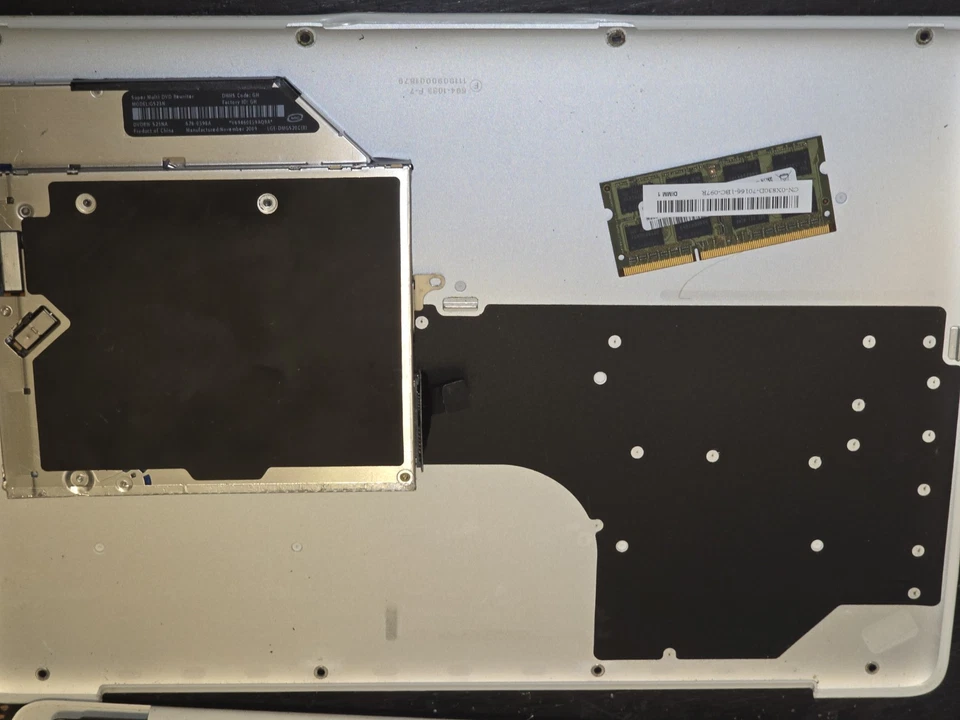 2009 Apple MacBook 13'' A1342 4324A-BRCM1047. For Parts Or Repair.  - Image 4 of 4