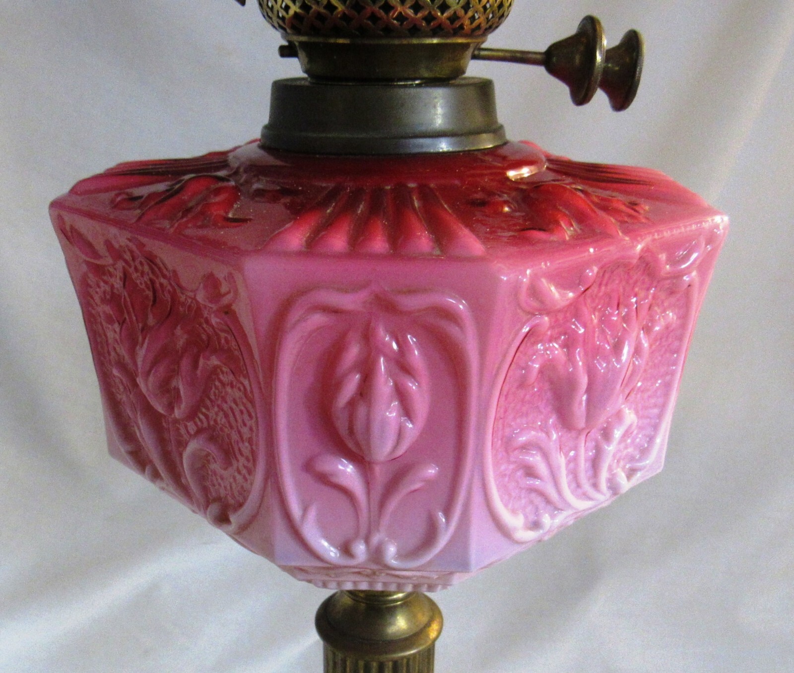BEAUTIFUL ANTIQUE VICTORIAN OIL LAMP ADONIS FRENCH VIANNE GLASS SHADE