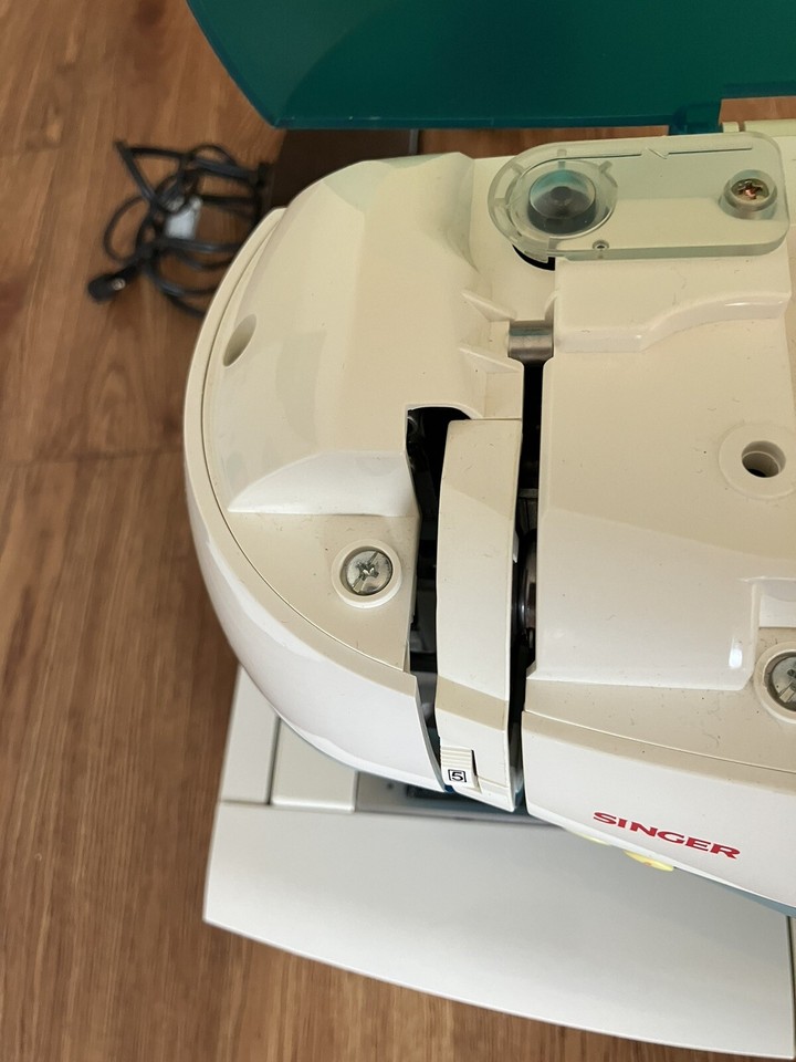 Singer Izek 1500 Sewing Machine Gameboy Color Game 150th Anniversary