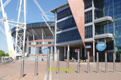 Foto 6x4 Stadium Plaza Cardiff The Stadium Plaza rechts direkt am W c2018