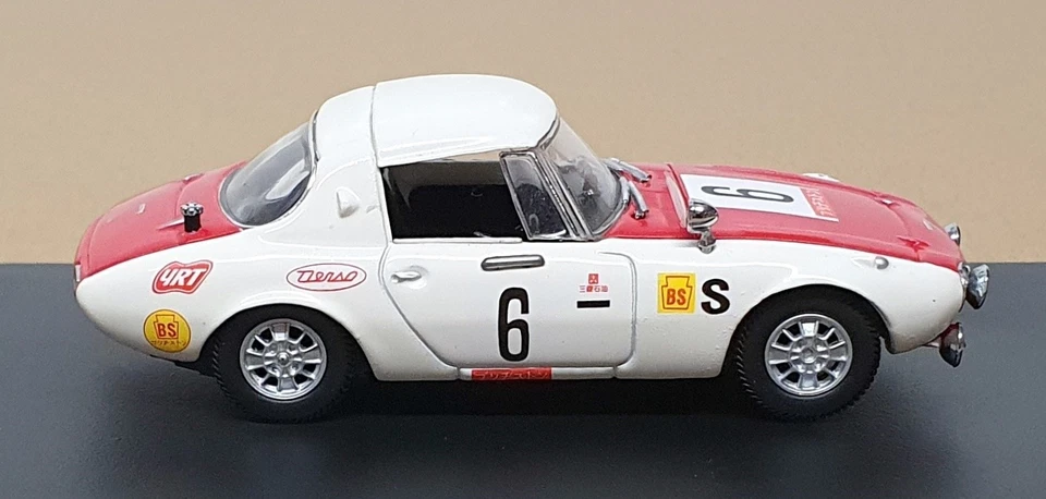 Kyosho escala 1/43 03092B - Toyota Sports 800 #6 1967 - blanco/rojo Foto 3 de 4
