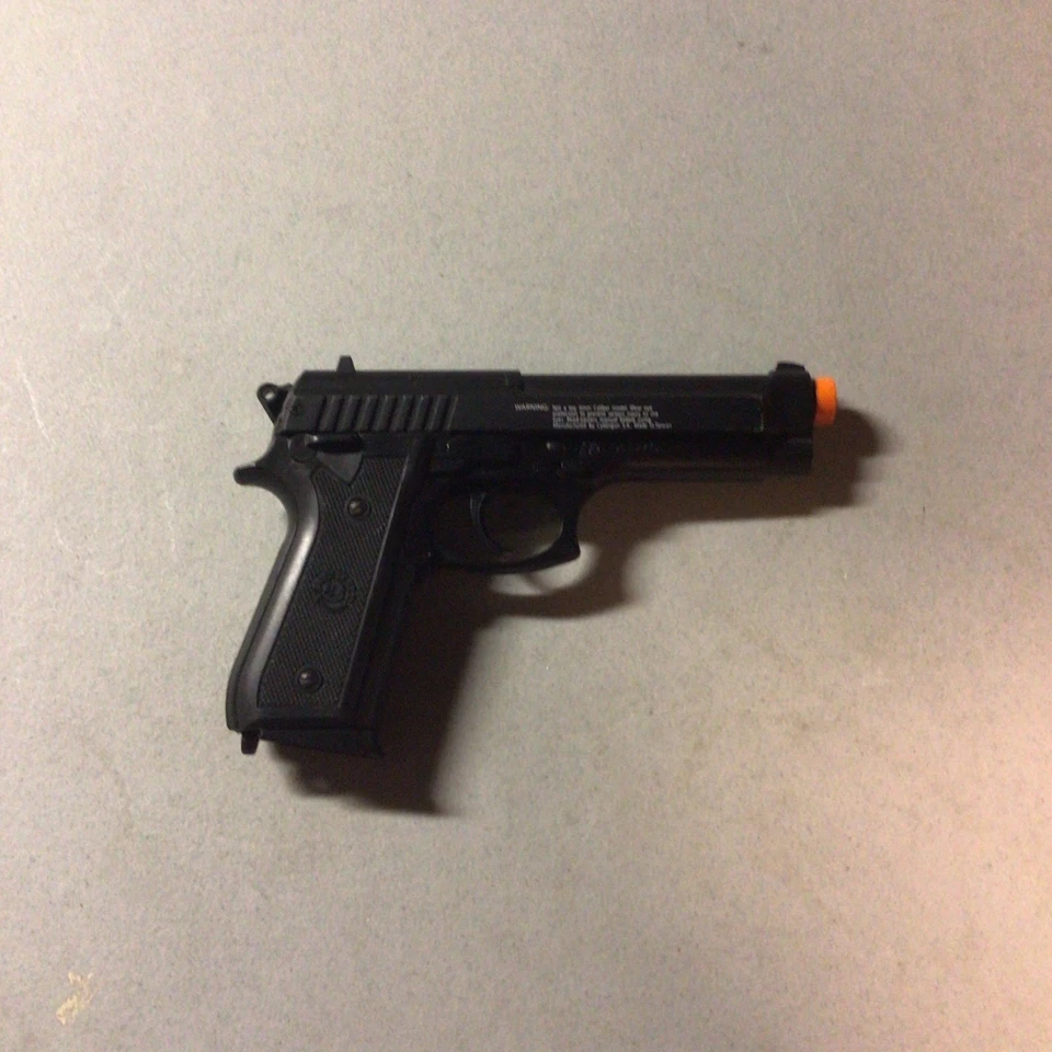 Pistola Airsoft Spring Taurus Pt92 (usada) Foto 3 de 4