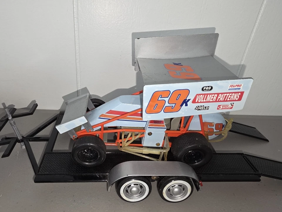 Coche de carreras fundido a presión escala 1/24 hecho por campeones de carreras más remolques móviles para camiones Foto 2 de 4