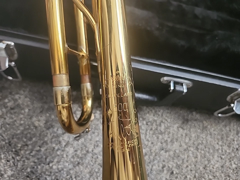 Juego de trompeta King dorada con aceite de válvula y boquilla Foto 4 de 4