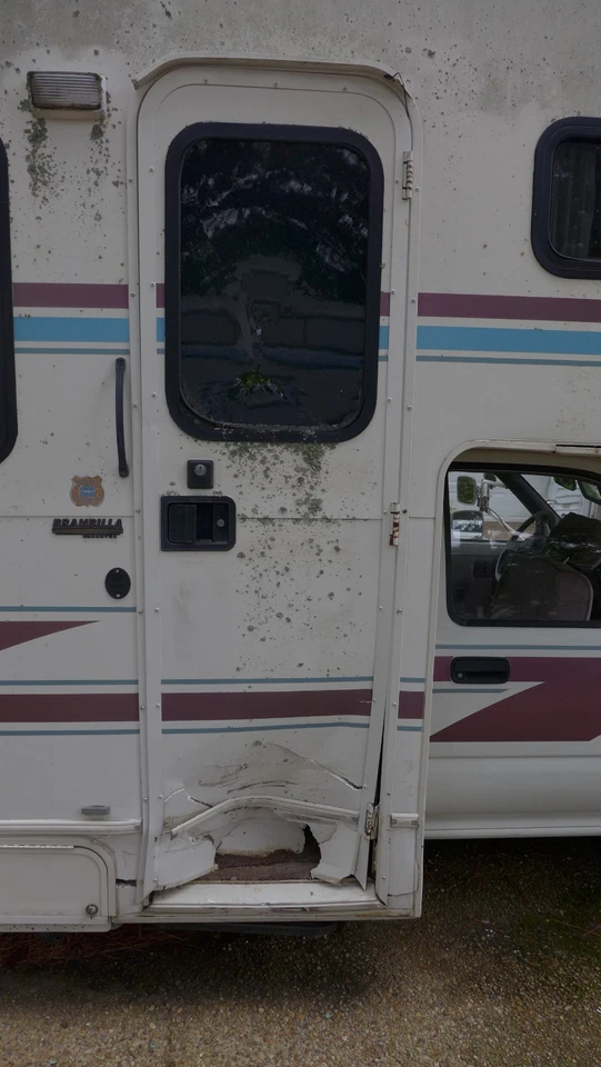 1993 Toyota Winnebago Warrior Camper RV,  for parts or repair. - Image 3 of 4