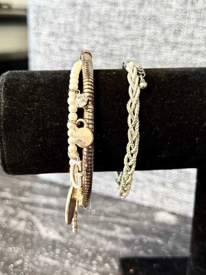 Lote de 2 brazaletes American Eagle GUESS oro rosa y diamantes de imitación candado llave encanto Foto 2 de 4