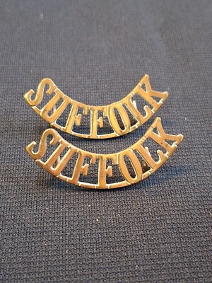SUFFOLK REGIMENT SCHULTER TITEL ABZEICHEN PAAR IN MESSING AUF ANSTÖSSEN ORIGINAL