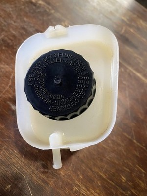 Porsche brake fluid reservoir with cap