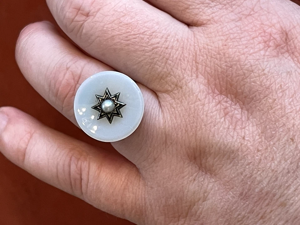 Anillo Starburst Calcedonia y Perla Semilla con Banda de Plata circa 1850 Foto 2 de 4