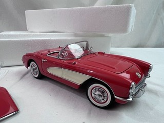 1/24 SCALE MODEL DANBURY MINT 1956 Chevrolet Corvette Red PAINT RASH ON HOOD