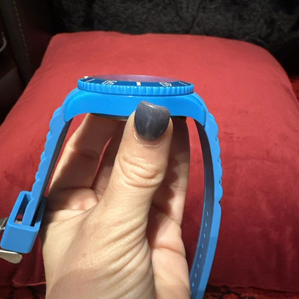 Nautica N00544 Blue Silicone Watch Need Battery Vintage Beautiful Timepiece - Image 4 of 4