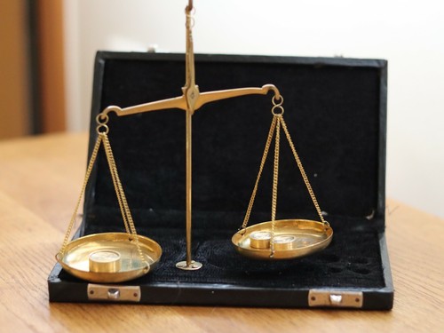Vintage brass scale portable box and stand with weights in case made in India - Picture 2 of 12
