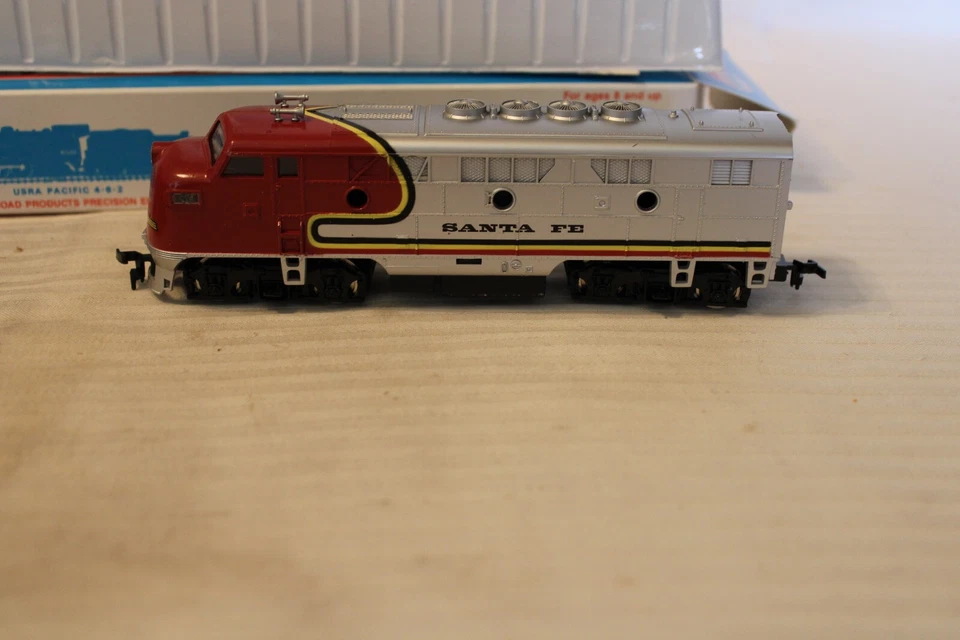 HO Scale Model Power, F3 Diesel Locomotive Santa Fe Warbonnet Red, NO # - 6730 - Image 2 of 4