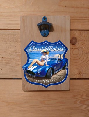 PINUP SHELBY COBRA STICKER (19x18,5cm)+Flaschenöffner auf Bambus Brett 30x20x1cm