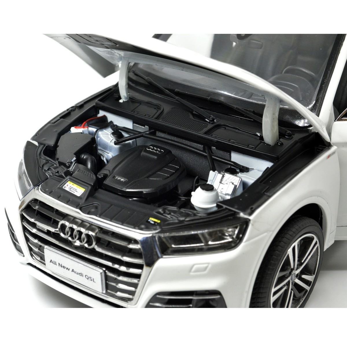 Audi Q5ホワイト 1/18 ミニカー Audi Q5ホワイト 1/18 ミニカー Audi Q5ホワイト 1/18 ミニカー