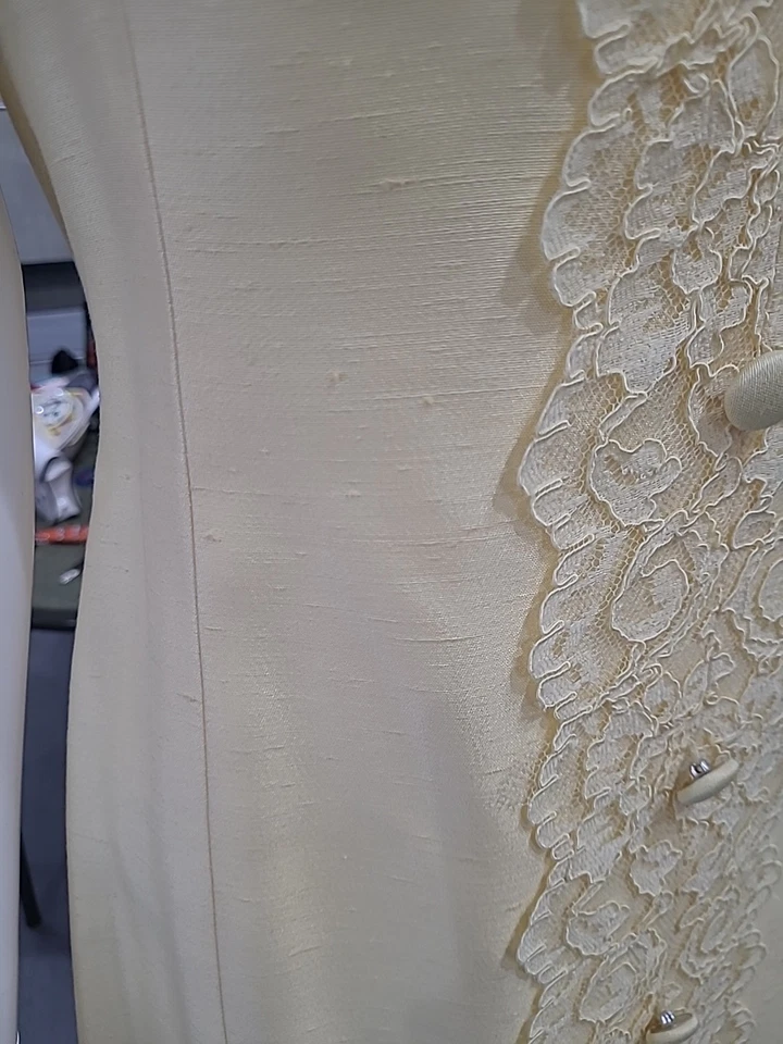 Vestido de gola de renda vintage feito à mão amarelo tafetá com detalhes de botão 💛  - Imagem 4 de 4