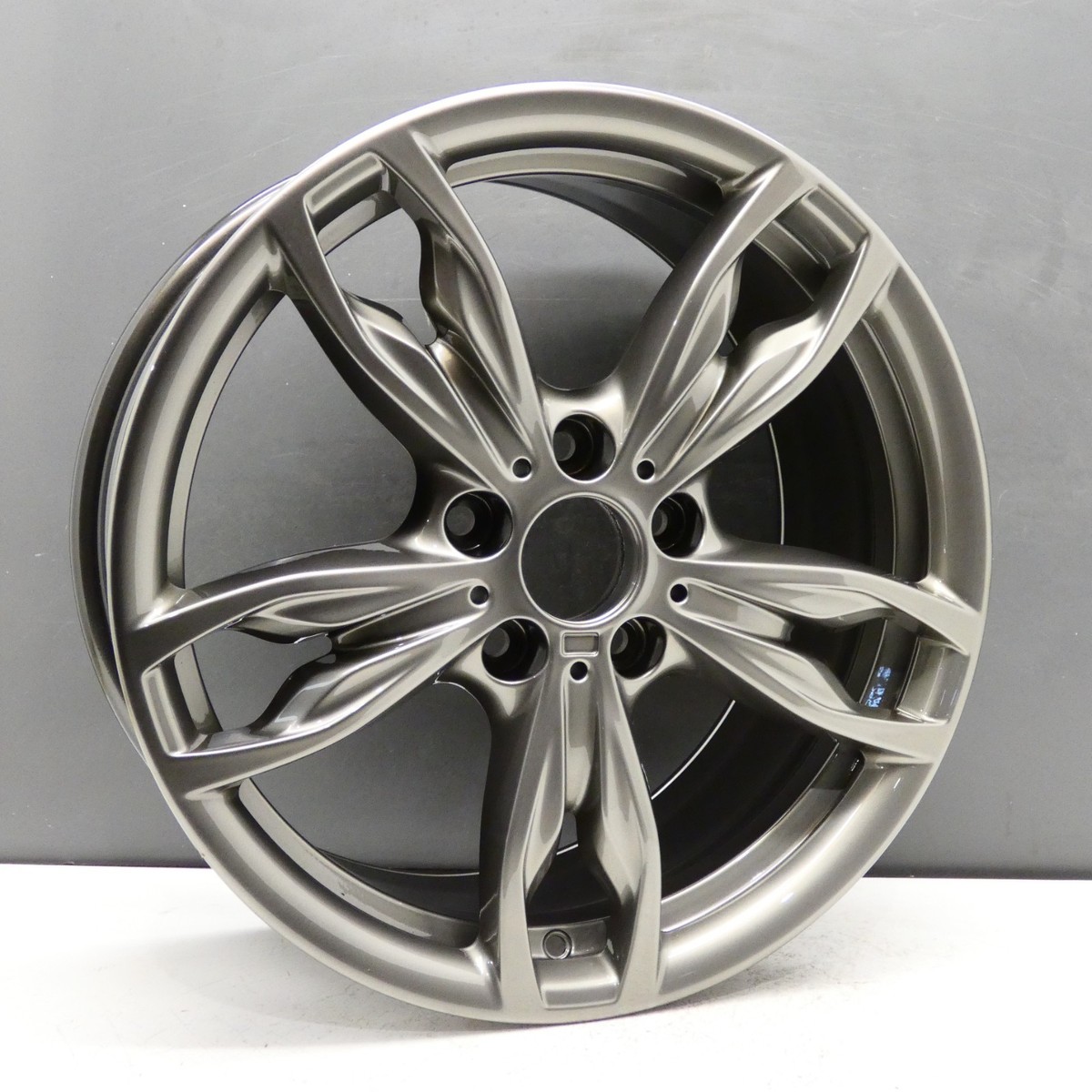 1 X Genuine Original BMW M135i 18