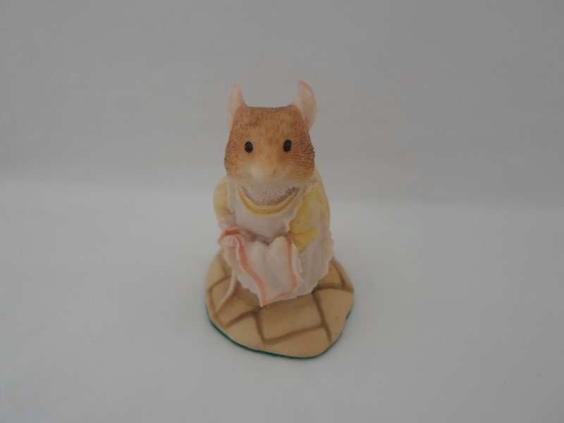 Brambly Hedge "Primrose Woodmouse" Miniature Figurine #698903 (Enesco) 1989