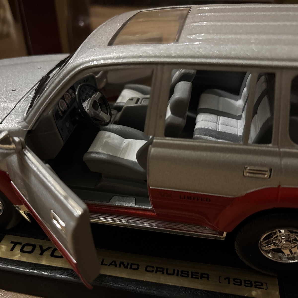 ミニカー Road Legends 1:18 Toyota Land Cruiser 1:18 Road Legends Toyota Land Cruiser, 1992, Red & Silver, Boxed