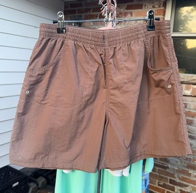 Columbia Shorts in Brown Nylon. Gorpcore, Granola girl, Utilitarian, Earthcore.
