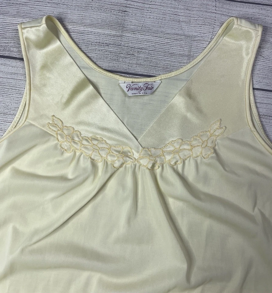 Camisón de Colección Vanity Fair Sunlite Amarillo Nylon Floral Apliques HECHO EN EE. UU. PEQUEÑO Foto 2 de 4