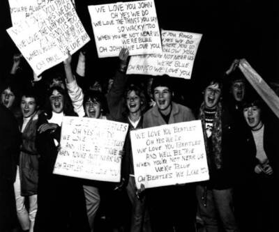 Some hundreds Beatles fans who welcomed band home after their t- 1964 Old Photo