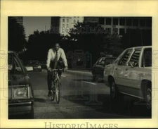 1993 Press Photo Bicycle commuter Desmond Robinson in New Orleans - nos31529