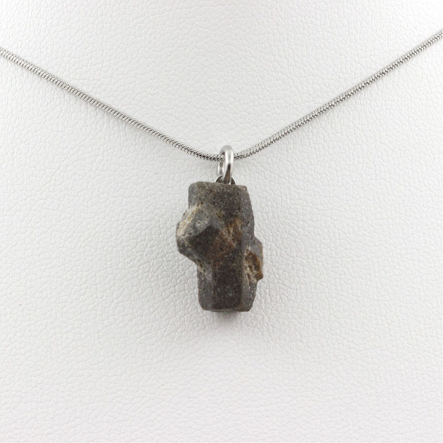 Pendentif Staurolite de collection 12.0 ct Kerzest minéral rare monté sur bélière