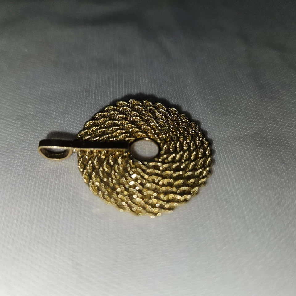 Colgante circular redondo de oro amarillo macizo de 10k ~ Firmado: Michael Anthony  Foto 3 de 4