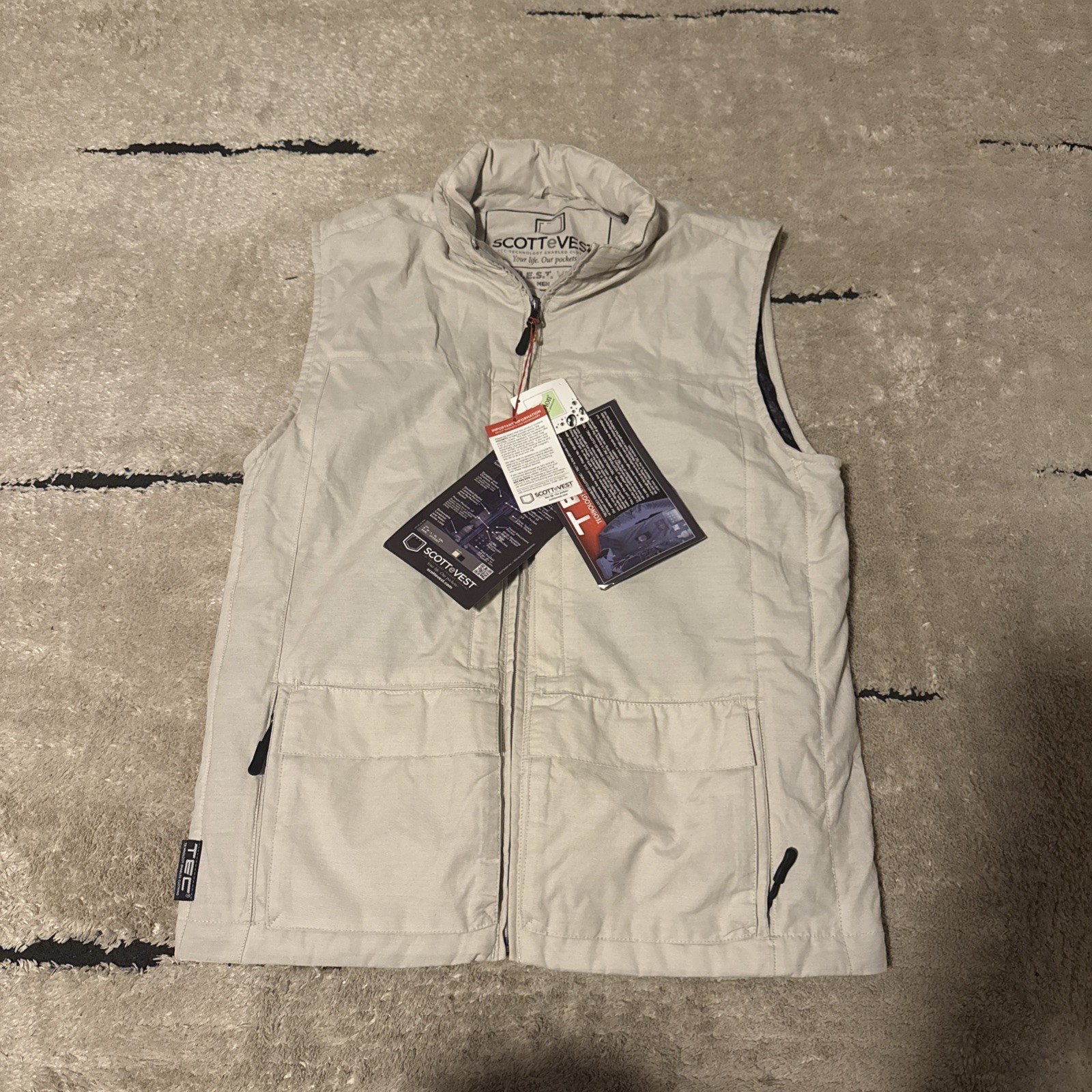 Nwt Scottevest Men'S Quest Vest Tech Pockets Travel Gadgets Size S Creme/White