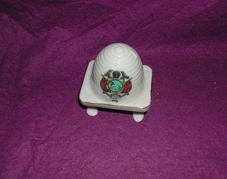ARCADIAN Crested China Bee Hive. BRITISH EMPIRE AUSSTELLUNG 1925 Wappen. (m)