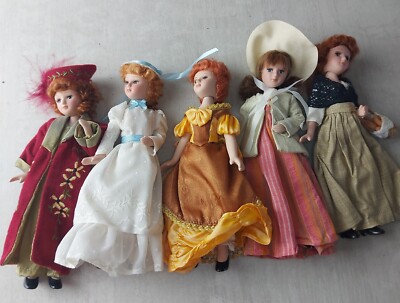 POUPÉE ANCIENNE EN PORCELAINE- AVEC SON COLLIER