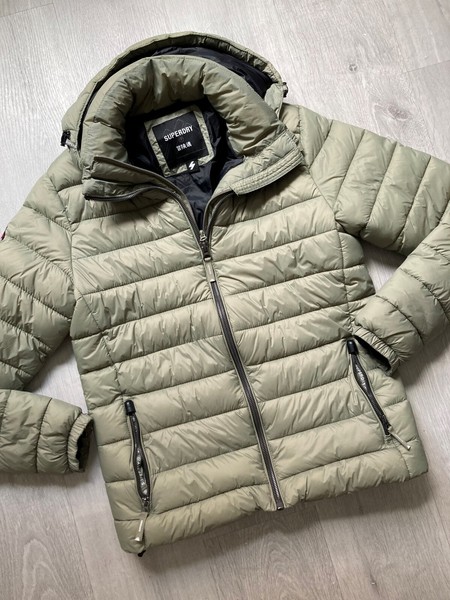 Chaqueta acolchada con capucha Superdry verde caqui M usada